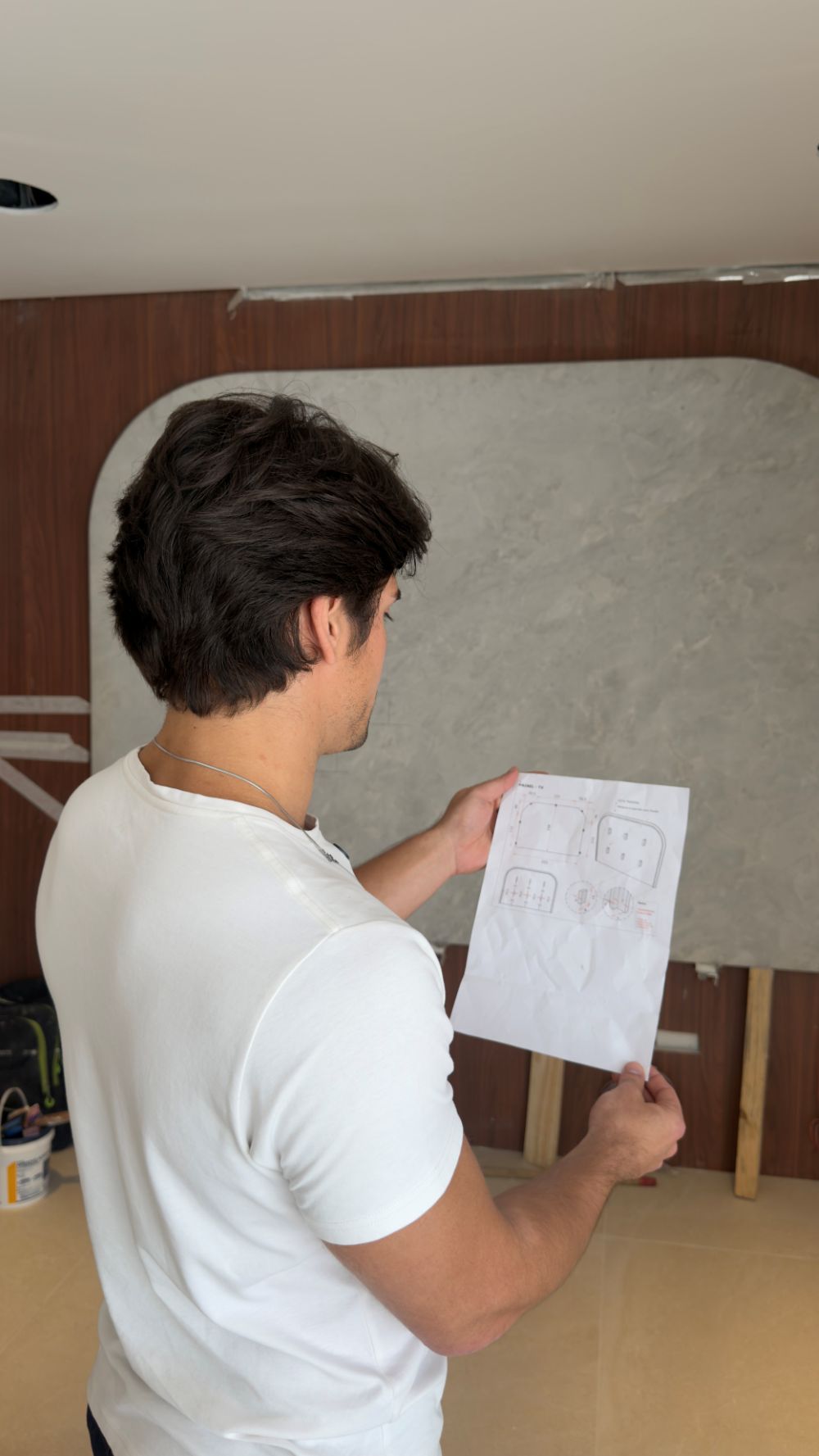 Leitura do projeto em frente ao painel de pedra instalado
