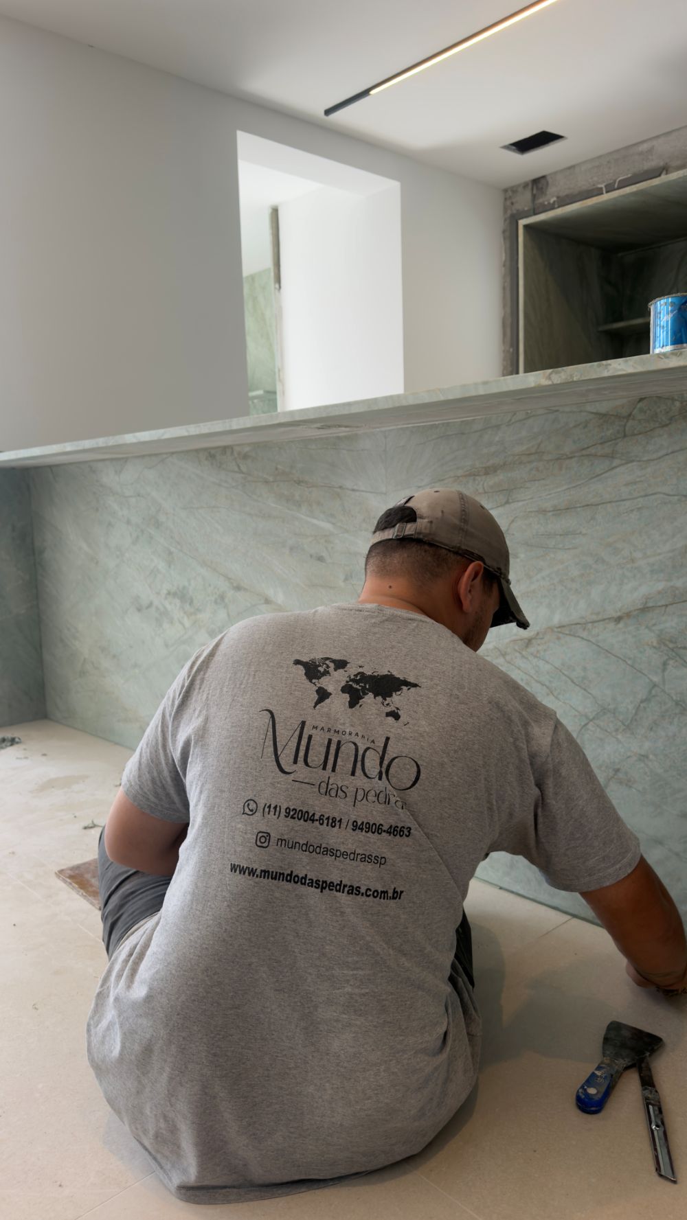 Equipe Mundo das Pedras instalando revestimento em quartzito