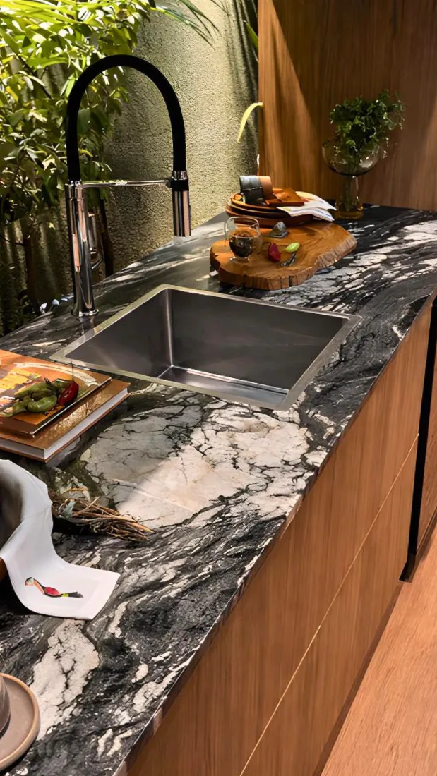 Detalhe da bancada em quartzito Everglade com cuba de inox
