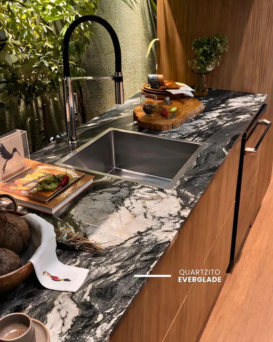 Bancada de cozinha em quartzito Everglade com cuba de inox