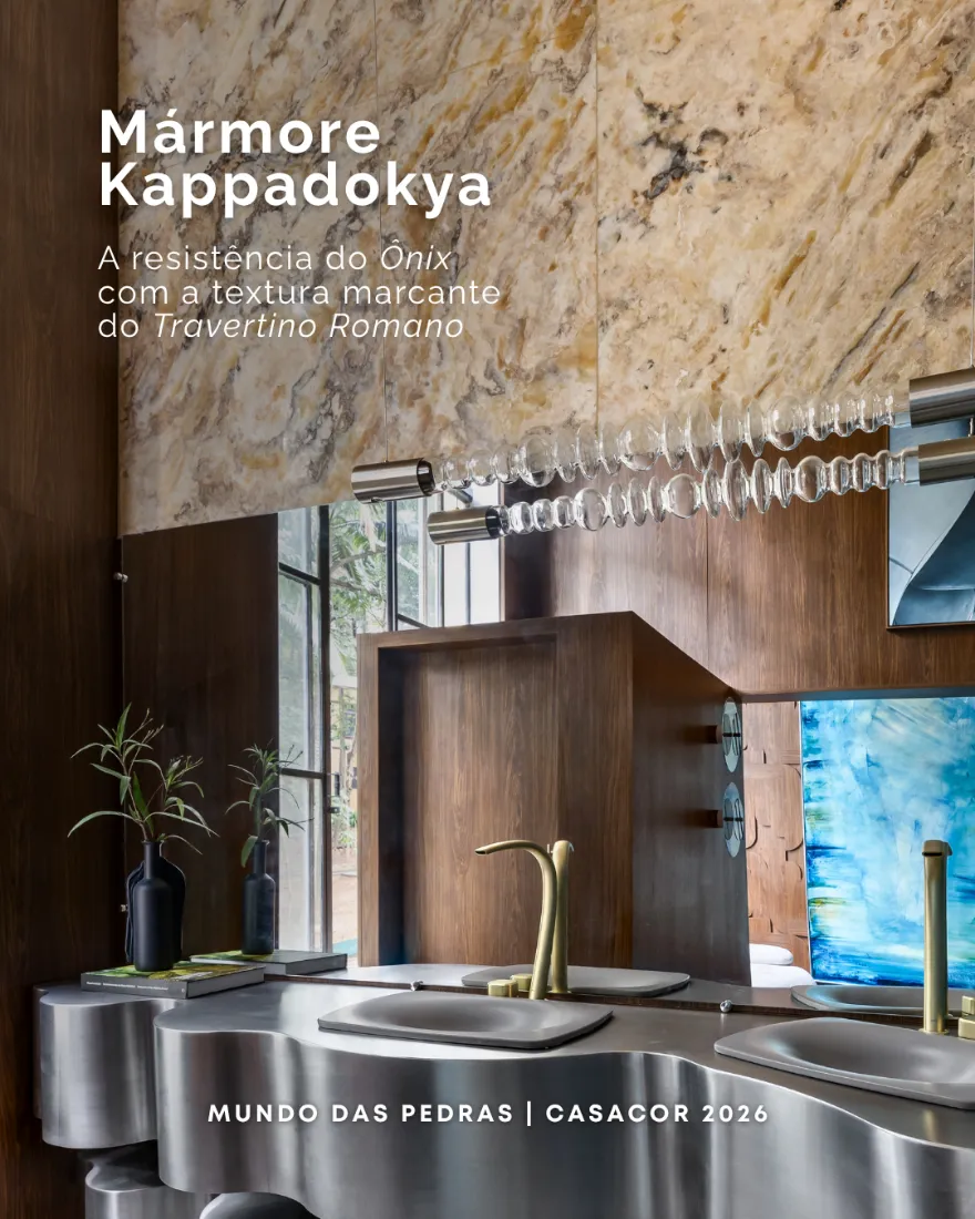 Lavabo com parede em mármore Kappadokya e marcenaria em madeira