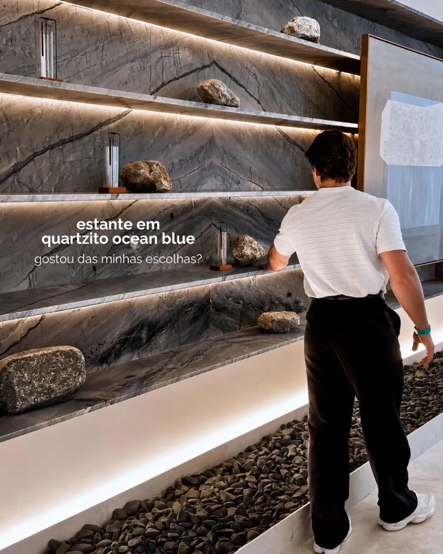 Estante com prateleiras em quartzito Ocean Blue e iluminação embutida