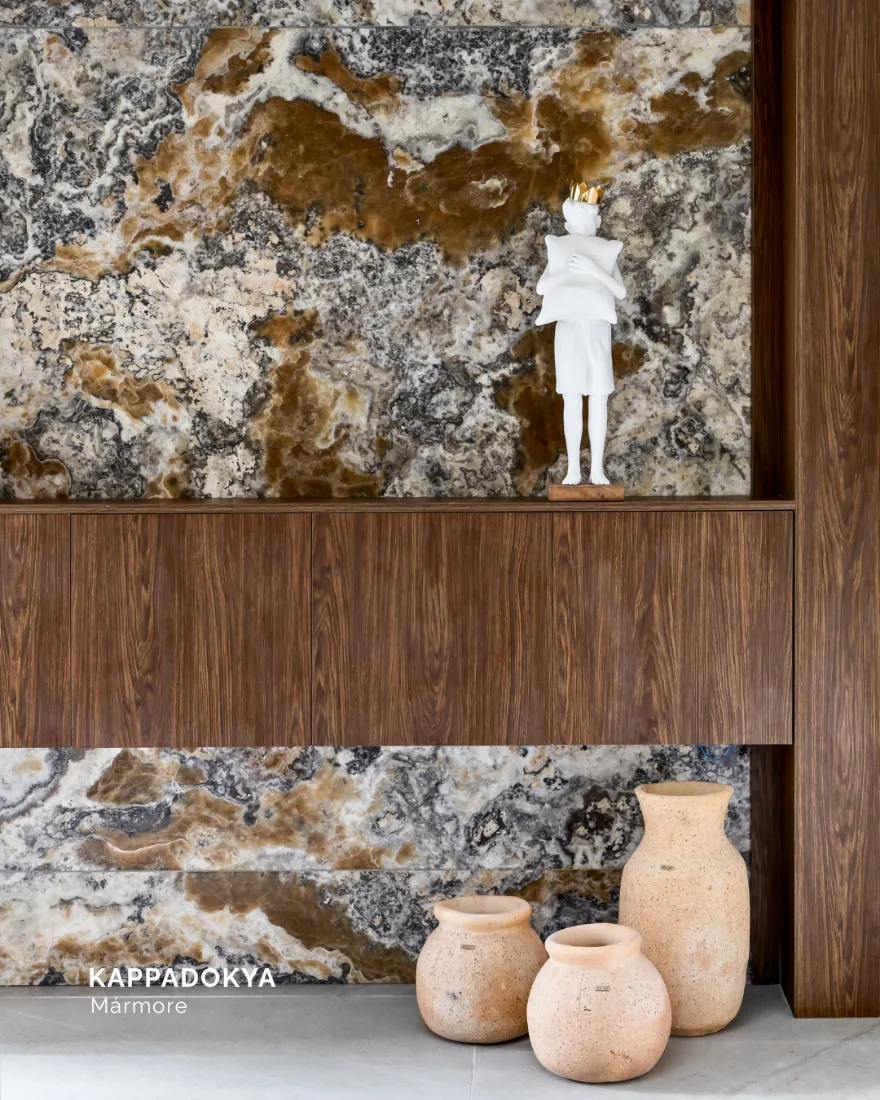 Painel de parede em mármore Kappadokya com marcenaria em madeira