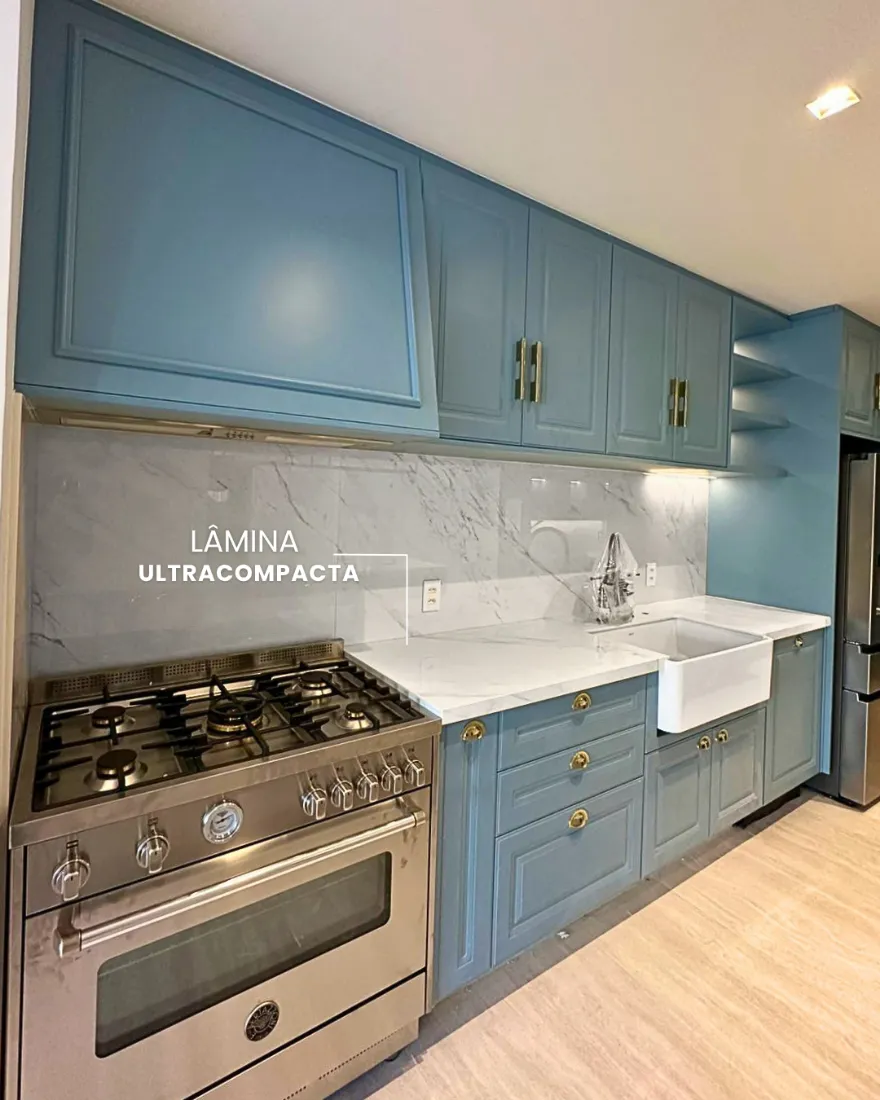 Cozinha com bancada e frontão em lâmina ultracompacta branca