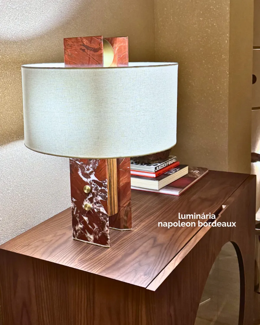 Luminária de mesa com estrutura em mármore Napoleon Bordeaux