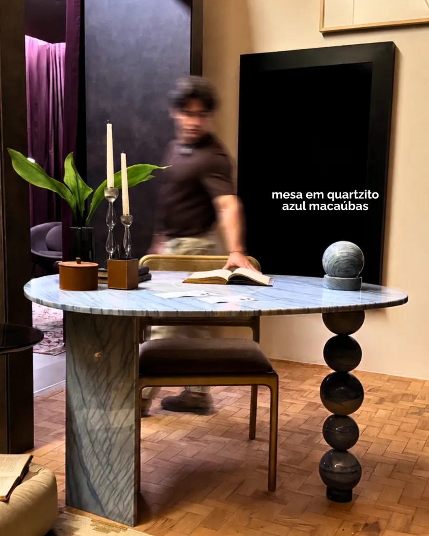 Mesa redonda em quartzito Azul Macaúbas